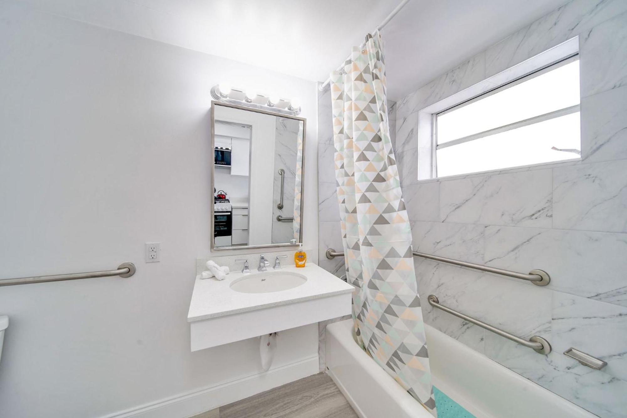 Deco Beachside Apt, W/2 Queen Beds, Washer/Dryer Miami Beach Kültér fotó
